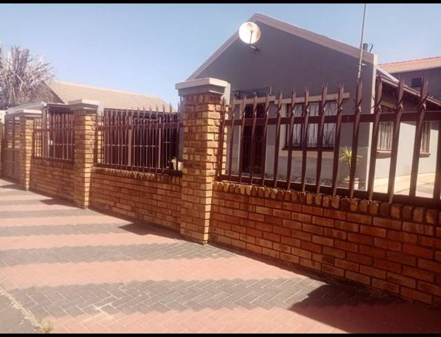 2 BEDROOM HOUSE FOR SALE IN MARIMBA GARDENS EXT 9